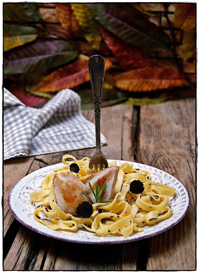 fetuccini con salsa de trufa negra y pechugas de codorniz..JPG