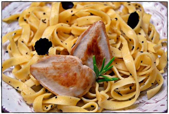PASTA CON TRUFA NEGRA Y PECHUGAS DE COSORNIZ.JPG