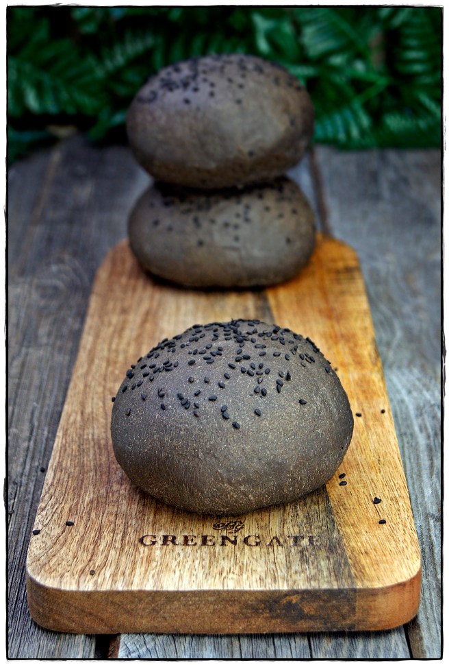 PAN DE HAMBURGUESA A LA TINTA DE CALAMAR.JPG
